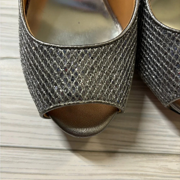 Badgley Mischka Silver Glittery Peep Toe Heels - Picture 2 of 9